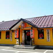 お店の入口では、「ワイ」という「感謝」の意を表す彫像が出迎えてくれます。店主は、来てくれた方に感謝の気持ちでいっぱい。おいしく楽しく過ごしてもらえるようなお店づくりに心を配っています。