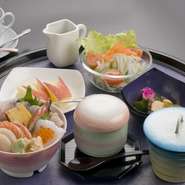 レディース御膳は丼だけではありません。茶碗蒸し、椀物、漬物、フルーツにコーヒーまでついています。ちなみにお昼も、夜もオーダー可能です。