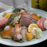 何といっても【魚々庵】　一押しは『刺し身盛り合わせ』です。鮮度抜群の美味しいお刺身を楽しみにしているお客様も多く、月に4～5回いらっしゃる方もいるそうです。