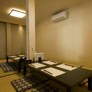 落ち着いてお食事を楽しみたい方のために、お座敷の席も完備しております。くつろぎながら新鮮なお魚が食べられます。