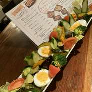 オーナーソムリエシェフ、セレクトの季節の彩り野菜をワンプレートに盛り合わせました。