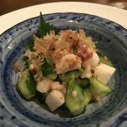 さっぱりと梅の酸味が、お酒によく合う一品。