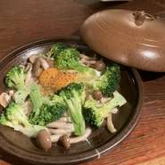 センターの卵にはパルメザンチーズがトッピング。混ぜたらカルボナーラ風に味変します。