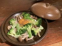 センターの卵にはパルメザンチーズがトッピング。混ぜたらカルボナーラ風に味変します。