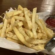 ろく助塩を使用する事で旨味たっぷりに。
一味違うポテトにグレードアップ！