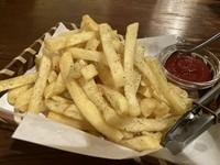 ろく助塩を使用する事で旨味たっぷりに。
一味違うポテトにグレードアップ！