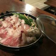 牛シマチョウの濃厚な旨味が塩ベースのスープとベストマッチ。食べるほど舌鼓がとまらないチアーズ自慢の旨鍋。
9月～3月期間限定メニュー