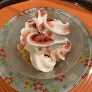 北海道産　生クリーム１００%使用
濃厚なミルク風味は他では味わえない
ソフトアイス。デザートソース3種（ストロベリー、ブルーベリー、チョコレート）