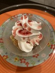 北海道産　生クリーム１００%使用
濃厚なミルク風味は他では味わえない
ソフトアイス。デザートソース3種（ストロベリー、ブルーベリー、チョコレート）