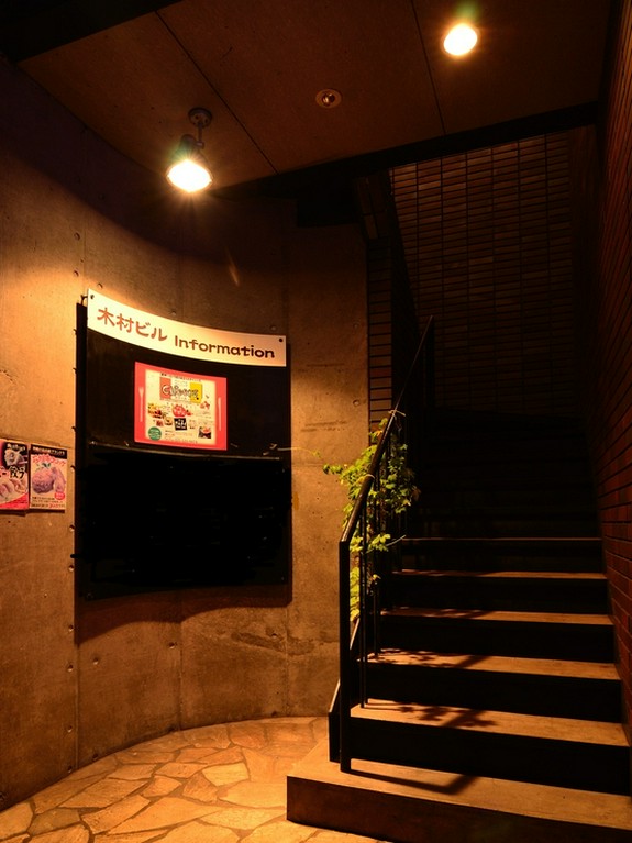 入口（2Fにあります）