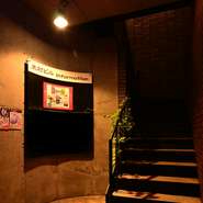 JR信越本線、高田駅から徒歩数分。繁華街の中にあります。