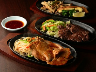 生姜がきいたジューシーな『ジンジャー鉄板焼き』