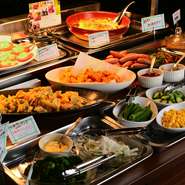 8~~10種のサラダと、4~~6種のお惣菜など、たっぷりの無農薬有機野菜を使った前菜ビュッフェに添えられた嬉しい一工夫。『なすのミートグラタン』には、「生活習慣予防にパワーを発揮」のひとこと。