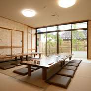 造園師のお父様が設えた、京都の北山台杉を取り寄せてつくった日本庭園。和を感じる座敷個室は宴会にも最適です。祝い事や同窓会など気心しれた人と、くつろぎの時間を過ごすことができます（貸切応相談）。