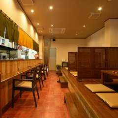 木のぬくもりが感じられる、落ち着きのある店内