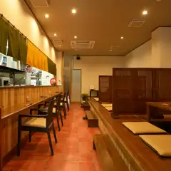 木のぬくもりが感じられる、落ち着きのある店内