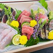 地物の魚を中心に素材を厳選し、量は少なく種類は多くの心でお届けします。季節によって内容が変動する、正に旬の一皿です。