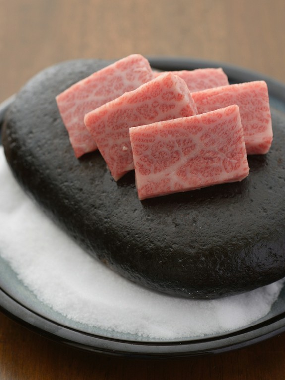 柔らかい赤身肉を石焼でヘルシーに『和牛の石焼き』