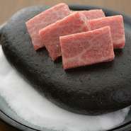 柔らかい赤身肉を石焼でヘルシーに『和牛の石焼き』