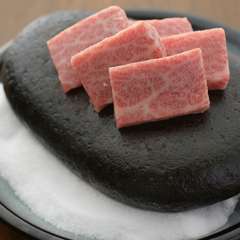 柔らかい赤身肉を石焼でヘルシーに『和牛の石焼き』