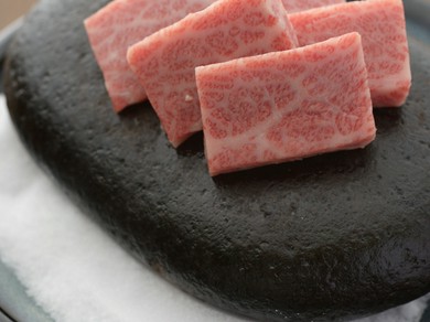 柔らかい赤身肉を石焼でヘルシーに『和牛の石焼き』