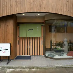 東柏崎駅から徒歩10分。趣のある外観が目印です