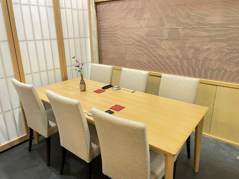 テーブル席の個室を完備した、落ち着きのある和の空間