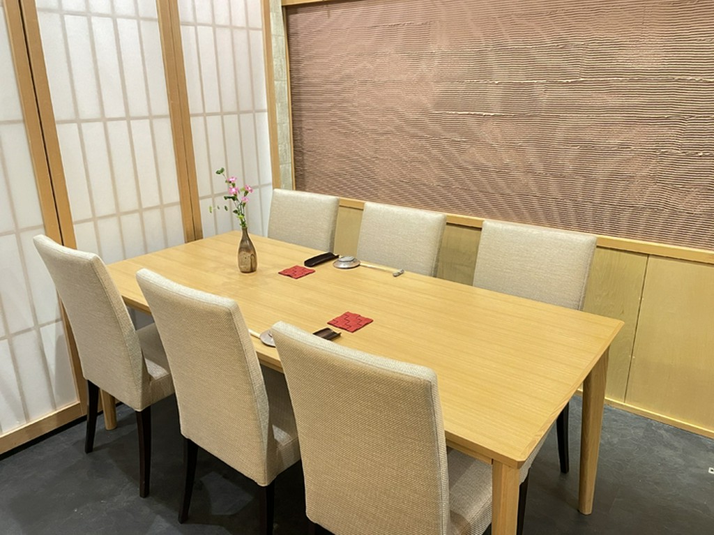 テーブル席の個室を完備した、落ち着きのある和の空間