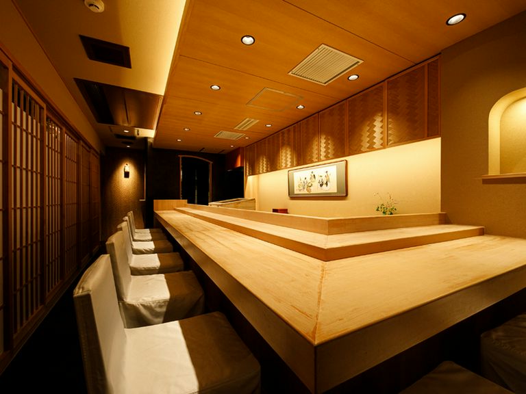 檜のカウンター席で食事を楽しむ至福の時間