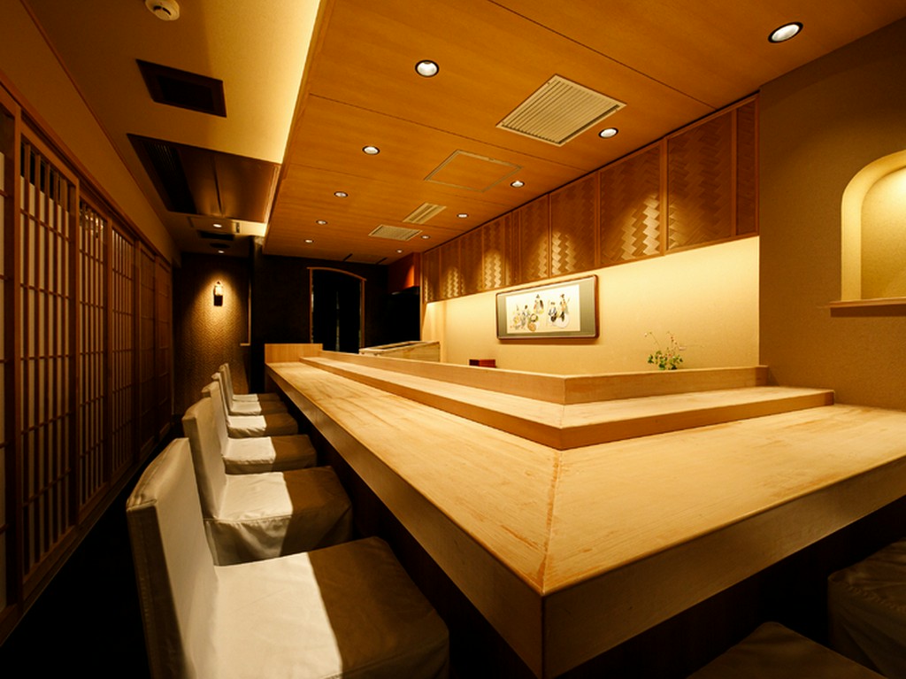 檜のカウンター席で食事を楽しむ至福の時間