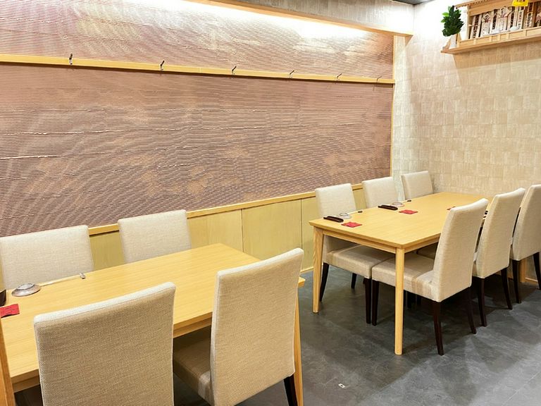 大切な方との会食に相応しい空間、テーブル席でくつろげる個室