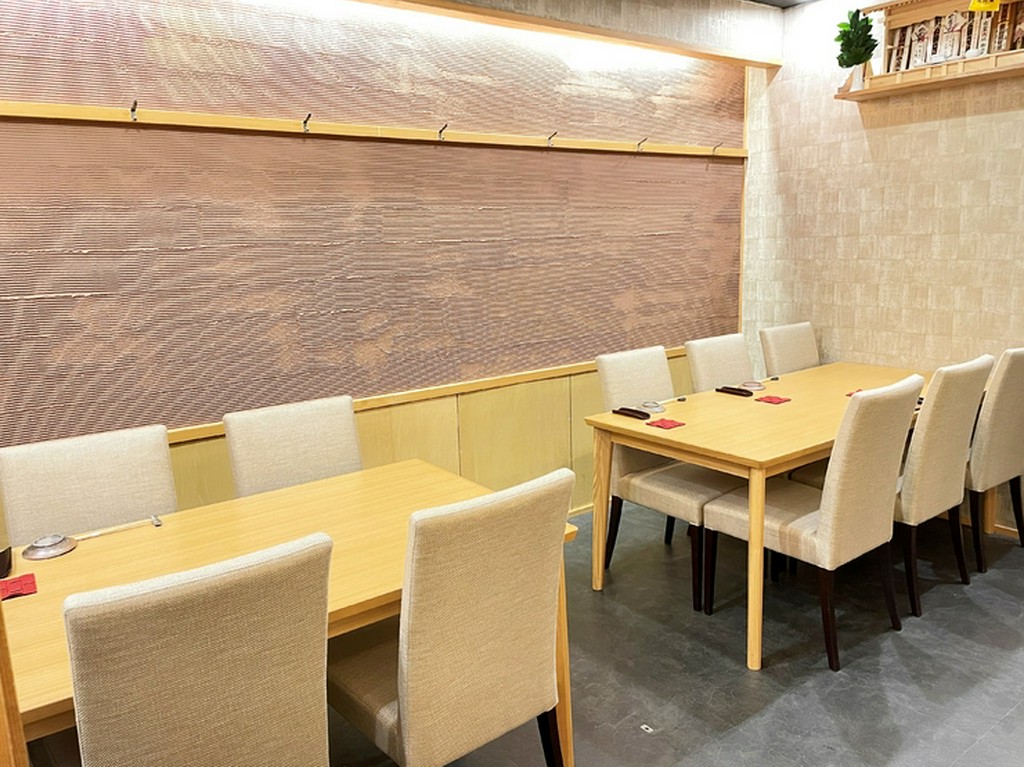 大切な方との会食に相応しい空間、テーブル席でくつろげる個室