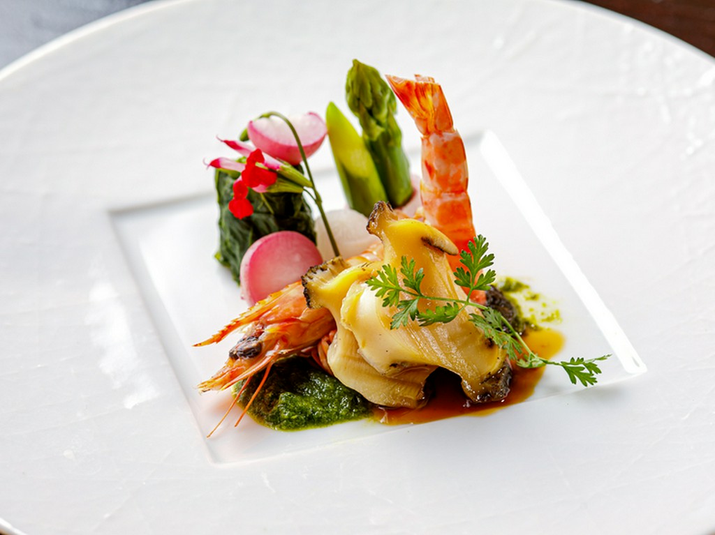 車海老、鮑のポワレ　肝ソース　アスパラ　玉葱