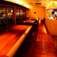 都会の中にいることを忘れさせるお店【OUI】。温かい空気漂う洒落た空間で自慢の料理とお酒をゆっくりと味わいながら、上質な時間をお過ごしください。