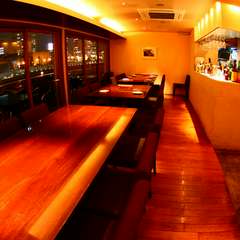 暖色系で落ち着いた雰囲気の店内