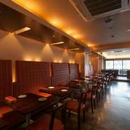 ラグジュアリーな店内でゆったりと食事の時間をお楽しみください。自慢の料理を満喫できる多彩なコース料理もご用意しております。4、5名様でもお気軽にお尋ねください。