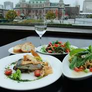パーティープラン一例（120分飲み放題付き）
＜前菜4種＞ 
＜ピッツァ＞　or　＜パスタ＞
＜本日の魚料理＞ 
＜肉料理＞
 大山鶏もも肉のソテー　赤ワインソース
＜デザート＋Coffee　or　Tea＞
 