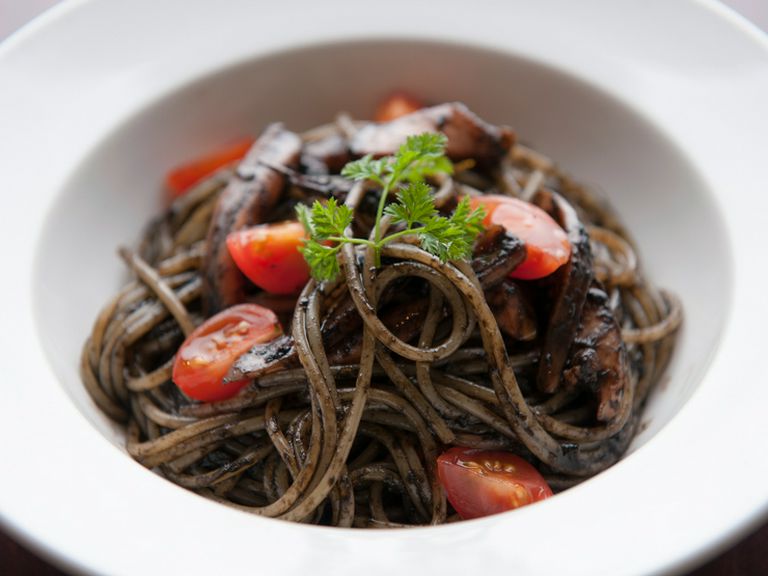 定番メニュー『イカスミとプチトマトのパスタ』