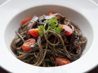 定番メニュー『イカスミとプチトマトのパスタ』