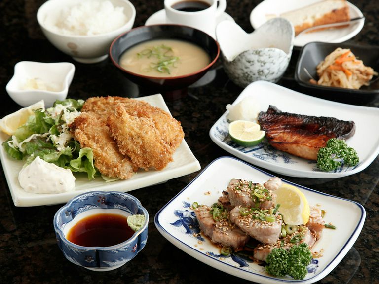 人気の『生マグロ炙り焼き』をはじめ日替わりランチ各種