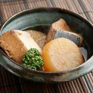 おおぶりに切ったぶりと、丁寧な仕事をこらした大根。魚料理屋の腕の見せどころです。ぜひご賞味ください。