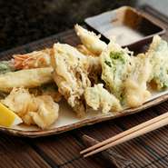 旬の魚と野菜を天ぷらにしました。種類豊富で満足の一品。1580円より承ります。
