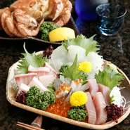 毎日市場に通い、旬の鮮魚を厳選する料理人。刺身には特にこだわりがあります。奈良でもこんなに美味しい『刺身』が食べられることをアピールしたいと語ります。