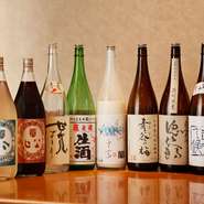 「当然ですが、お客様が第一。喜んで帰っていただけるように、まごころこめておもてなしします。」と語る料理人。お酒も厳選、シンプルかつ、上質なものだけを提供しています。