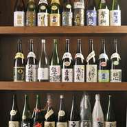 厳選した25種の日本酒をはじめ、こだわりの焼酎やワイン、カクテルなど様々な種類のお酒が取り揃えられています。美味しいお酒を熟知した酒屋さんが選んでいるので、お料理との相性もピッタリです。