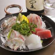 旬の新鮮な魚介類の刺身を盛合せにしました。鮮度の良さが自慢です。仕入れにより内容が変わります。
