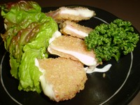 昔懐かしいハムカツのチーズ入りです。