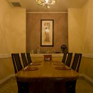 車椅子の入る6名様用のお部屋もございます。幅広い世代の方が気兼ねなくお食事を楽しめますので、ご家族やご親戚とのお食事に是非ご利用ください。
