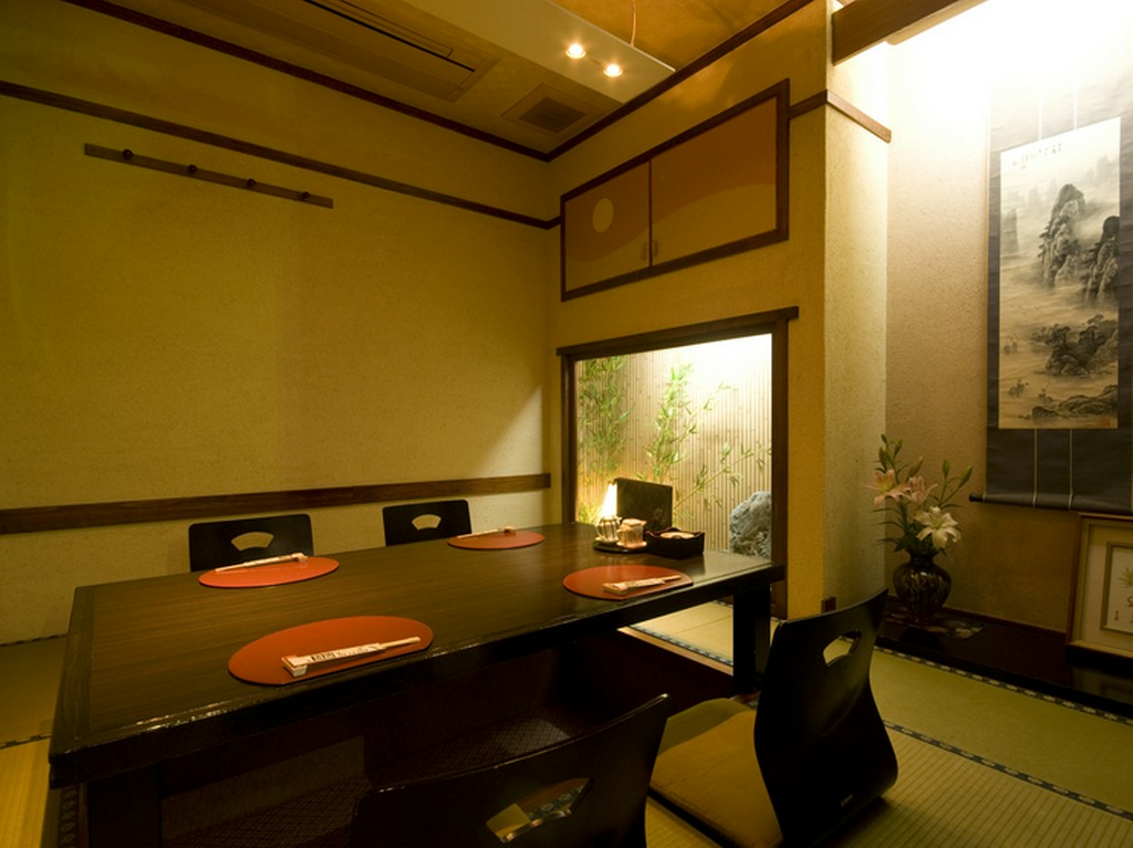 美しい内装の個室席。大切な接待に最適の空間です。