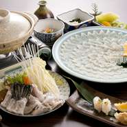 その日あがった活トラフグを、握り、てっさ、湯引き、から揚げ、鍋、雑炊でいただく、ふぐ尽くしのコース。